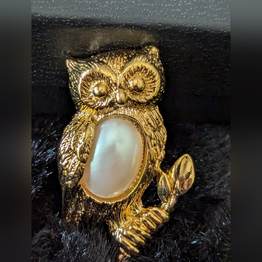 Avon 1994 Friendly Critters Tac Pin: Owl.  Gold-tone w/ faux pearl